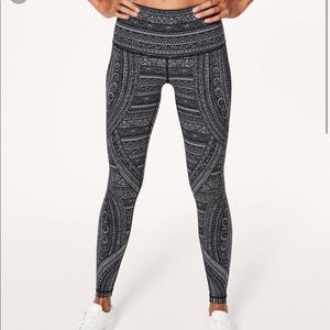 Lululemon nulux wunder unders. Size 4